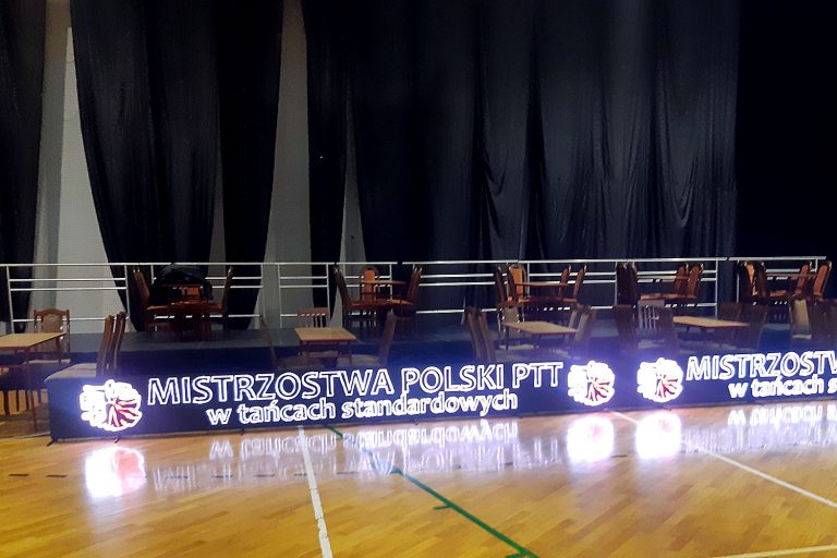 Mistrzostwa Polski PTT w tańcach standardowych, Bełżyce, widownia z podestów scenicznych,22.11.2021r.