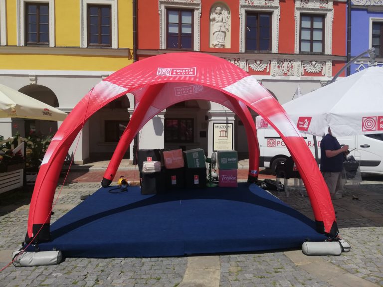 XXI Festiwal „Dwa Teatry” w Zamościu 10-13.06.2022 – podest sceniczny pod punktem Polskiego Radia