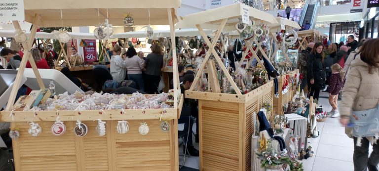 Świąteczny Kiermasz Ekonomii Społecznej w Rzeszowie – 2.12.2023r. – wynajem drewnianych stoisk handlowych
